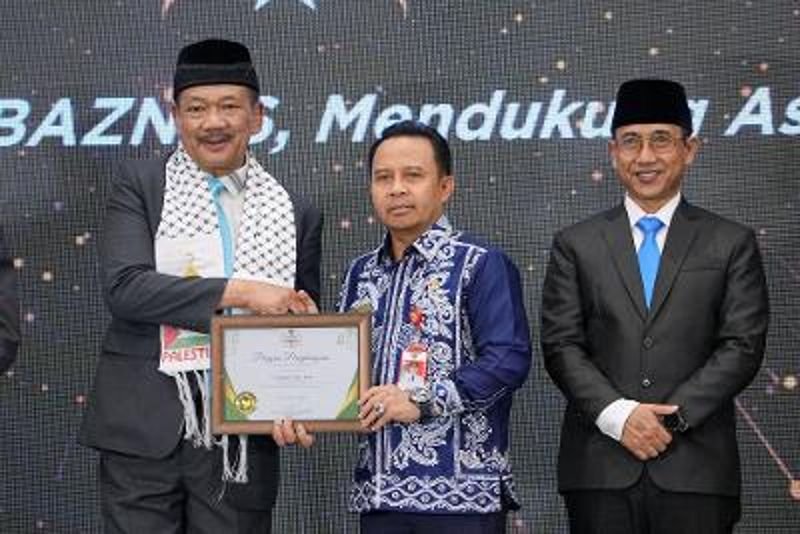 Bupati Tapin Raih Penghargaan BAZNAS Award 2025 1 Hal 12 Tapin 35 klm 9
