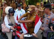 Wabup Ajak Warga Kibarkan Merah Putih Lewat Gerakan Pembagian Bendera