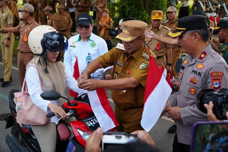 Wabup Ajak Warga Kibarkan Merah Putih Lewat Gerakan Pembagian Bendera 1 Hal 2 Tala 3 klm 4