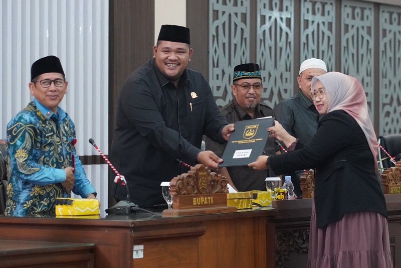 Fraksi-Fraksi Apresiasi Raperda Masyarakat Adat 1 Hal 4 4 KLm Martapura Apresiasi Raperda