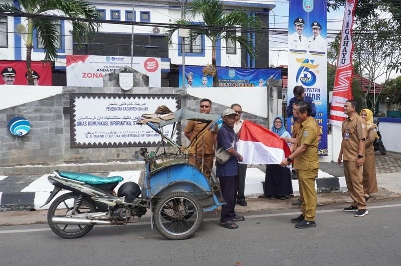 Hal 4 4 KLm Martapura Bagikan bendera