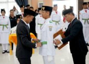 Bupati Kukuhkan 33 Anggota Paskibraka 33 Bupati Kukuhkan 33 Anggota Paskibraka