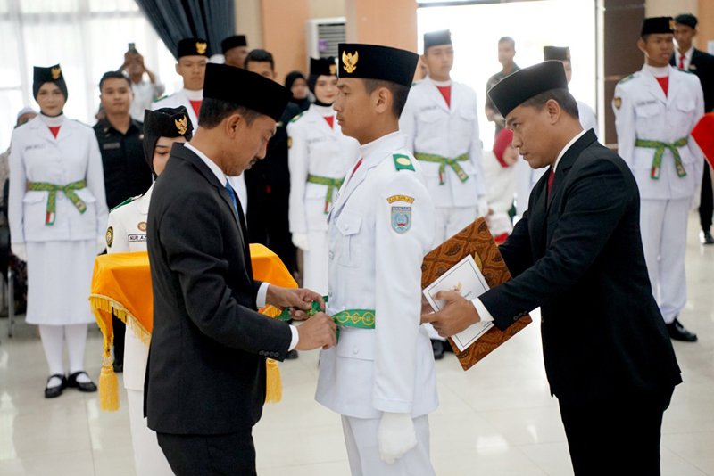 Hal 4 4 KLm Martapura Kukuhkan Paskibraka