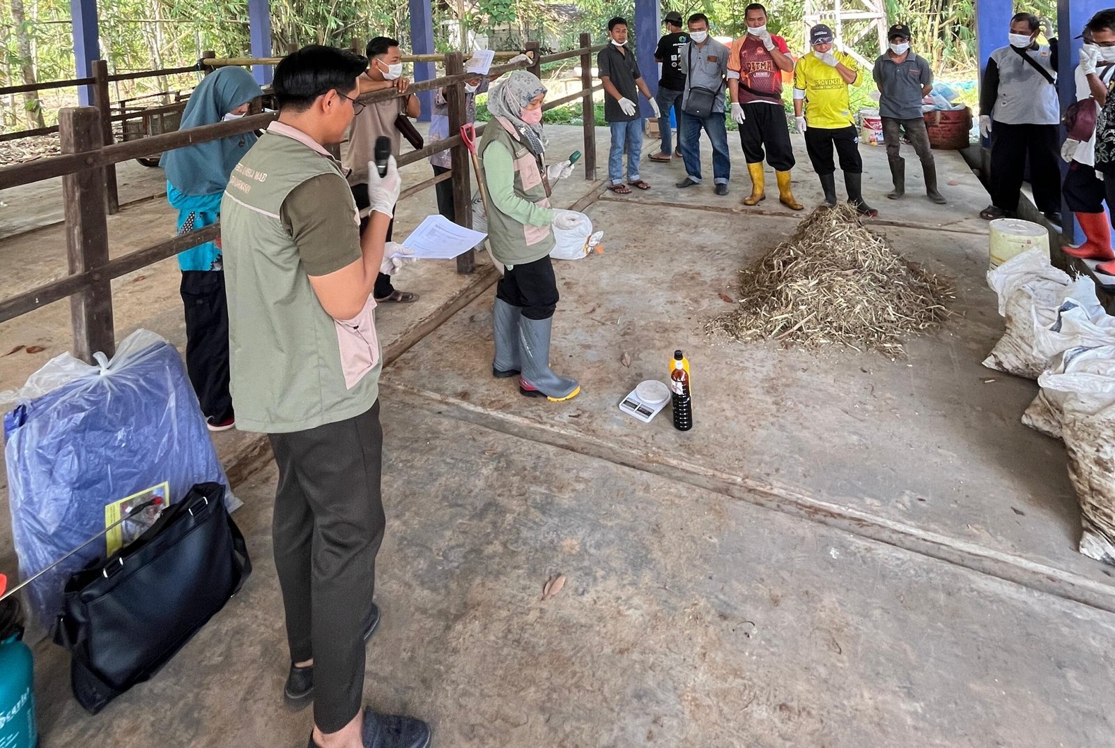 Distan Gandeng UNISKA Olah Kohe Jadi Pupuk Kompos 1 Hal 4 4 KLm Martapura Pupuk kompos scaled