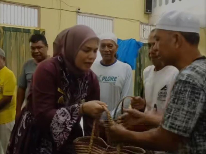 Wakili Wali Kota Yamin, Ananda Serahkan Sembako untuk Korban Runtuhnya Titian Kampung Hijau 1 Hal 5 3 KLm Kontrak 1 3