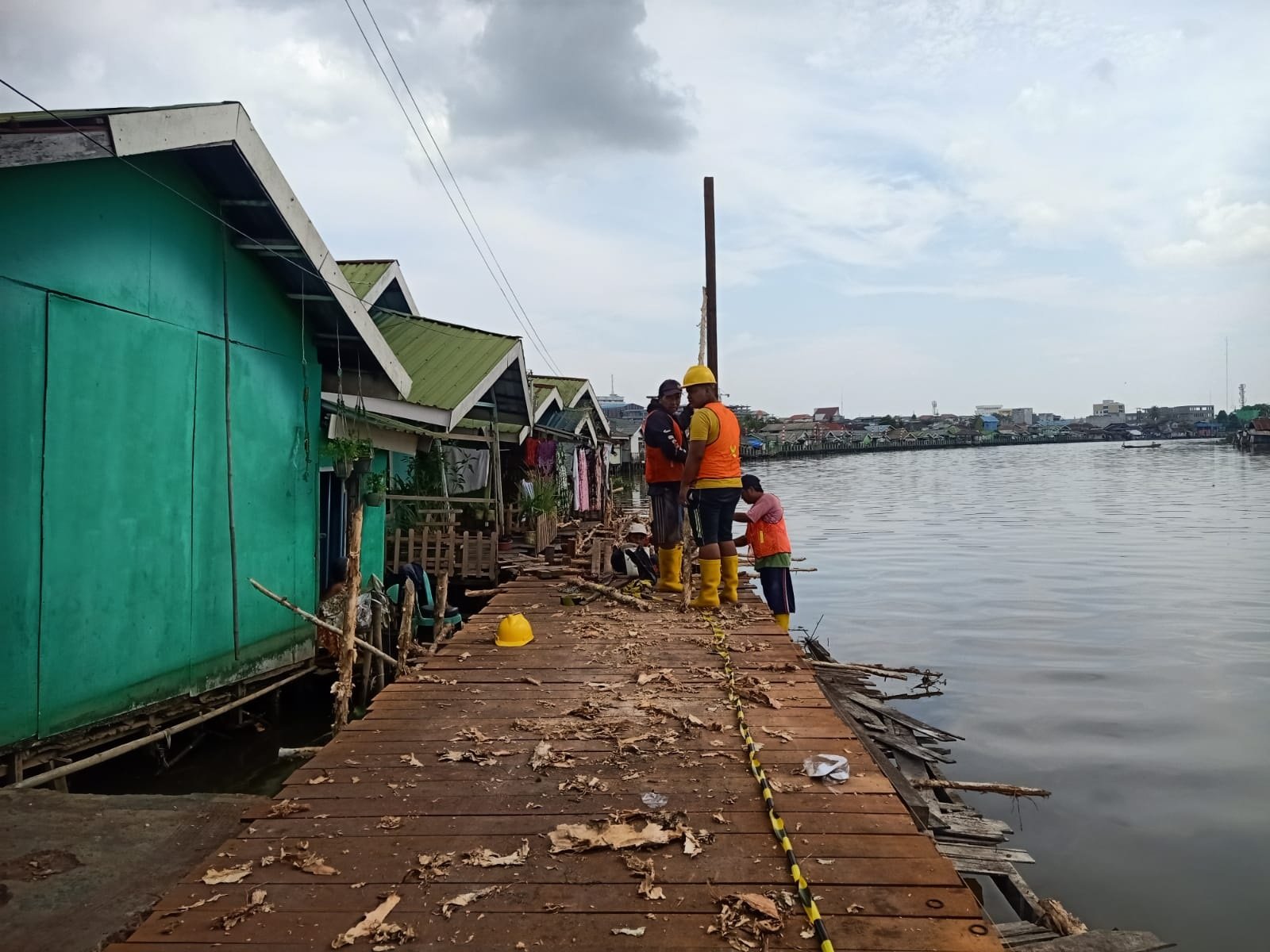Titian Kampung Hijau Ambruk, PAM Bandarmasih Gerak Cepat Perbaiki Suplai Air Bersih untuk Warga 1 Hal 5 3 KLm Perbaikan Titian Kampung