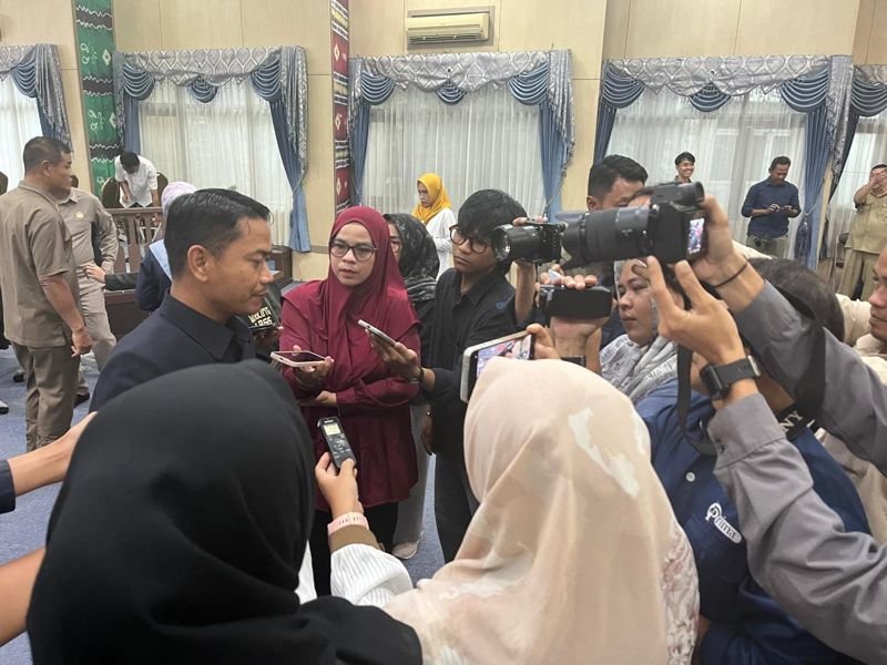 Hal 5 3 Klm Keterangan Pers Yamin foto atas