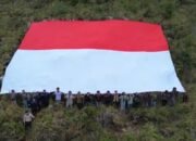 Mahasiswa ULM Bentangkan Merah Putih Raksasa di Puncak Tahura