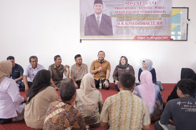 Sosper, Alpiya Rakhman Serukan Warga Satui Buang Sampah pada Tempatnya 1 Hal 6 3 Klm Alpiya Rakhman