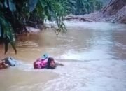 Seorang Bidan Nekat Bertaruh Nyawa Arungi Sungai untuk Obati Pasien di Pasaman