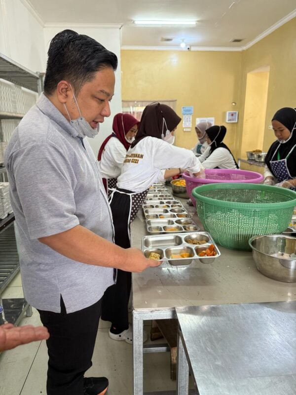 Anggota DPR RI Tinjau Unit Pelayanan MBG di Banjarbaru, Pastikan Program Prabowo Berjalan Optimal 1 IMG 20250807 WA0040 e1754560566898