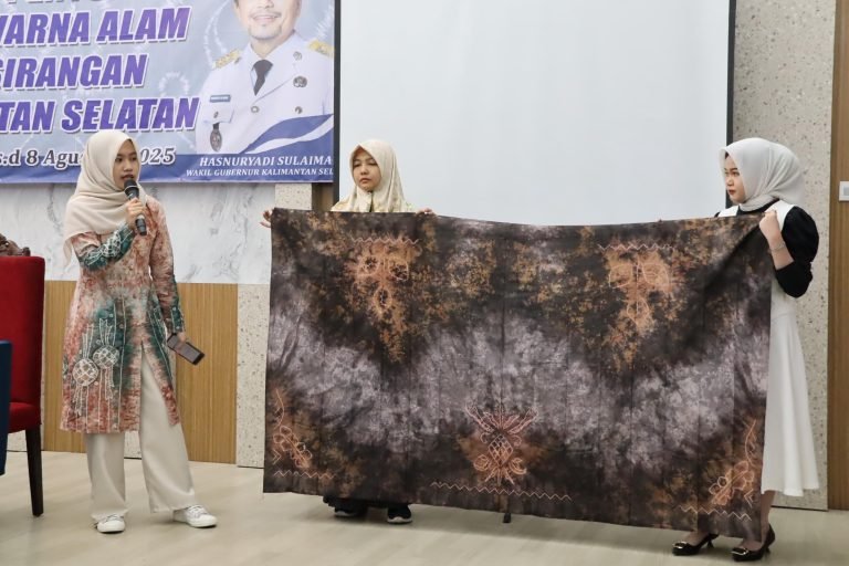 Pelatihan Pewarna Alam Sasirangan Berakhir, Disperin Kalsel Dorong Inovasi dan Keberlanjutan 1 IMG 20250808 WA0017