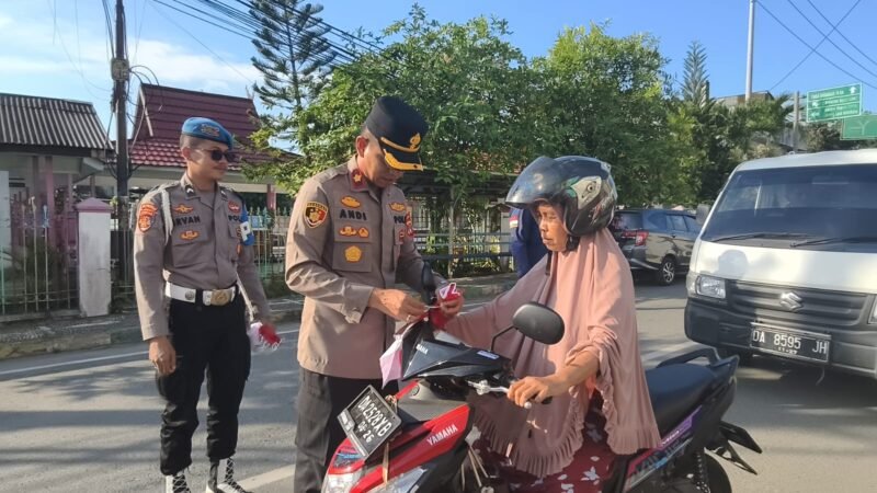 Semarakkan HUT RI ke-80, Polres Kotabaru Bagikan Bendera Merah Putih 1 IMG 20250808 WA0019 e1754635913909