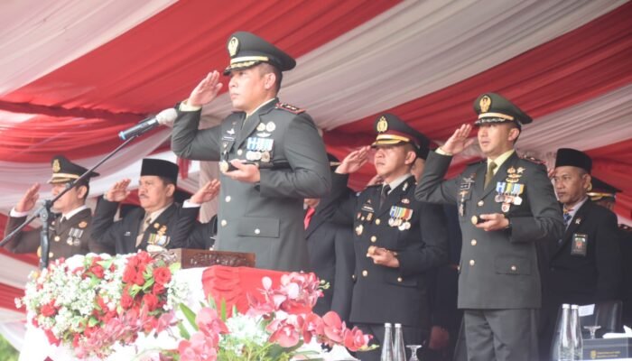 Dandim 1002/HST Pimpin Upacara Penurunan Bendera di Taman Dwi Warna