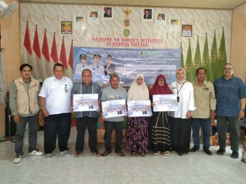 Pemprov Kalsel Serahkan Lima Unit Rumah Hasil Bedah RTLH di Tapin 1 IMG 20250820 WA0019 e1755674264795