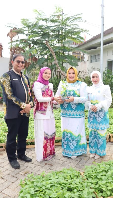 Gerakan Tanam Cabai, PKK Serahkan 12 Ribu Bibit Ke Kecamatan 1 IMG 20250821 WA0023 scaled e1755763185281