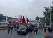 Ratusan Pengunjuk Rasa GEMARAK dan Elemen Mahasiwa Tiba di Depan Gedung DPR/MPR
