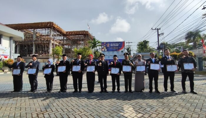 Kakanwil Kalsel Alex Cosmas Pinem Serahkan Penghargaan Menteri Hukum Kepada Mitra Strategis