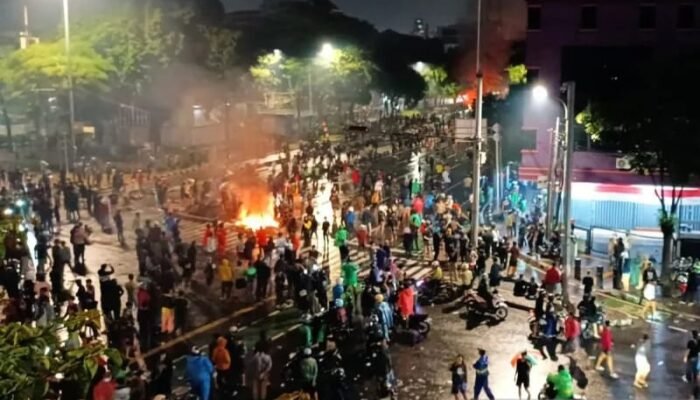 Massa Ojol Bertahan di Kawasan Mako Brimob hingga Jumat Dini Hari