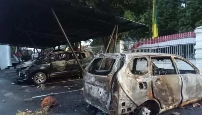 Mobil Operasional Jurnalis Ikut Dibakar Massa