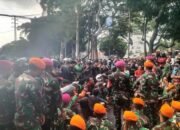 Pasukan TNI Duduk di Jalan Sambil Dengar Aspirasi Demonstran Kwitang
