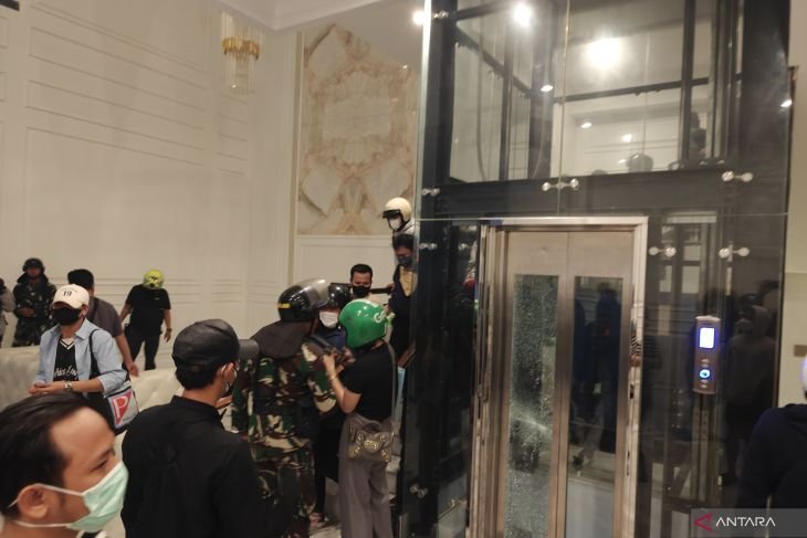 Rumah Anggota DPR RI Eko Patrio Dijarah Massa Pascademonstrasi di Jakarta 1 IMG 20250831 WA0000