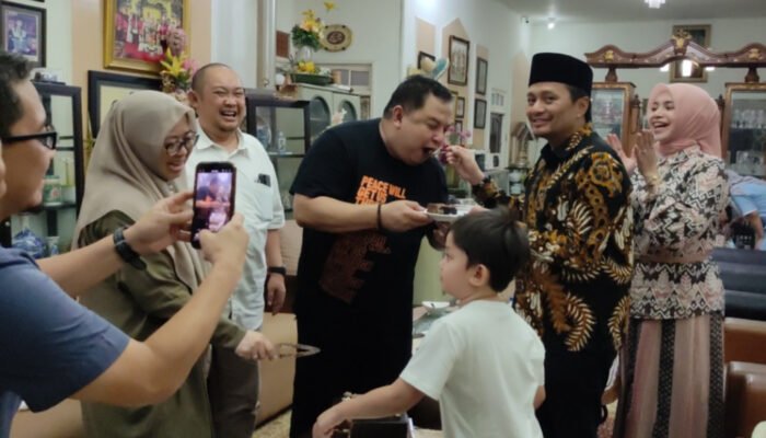 Wagub Kalsel Hasnuryadi Beri Kejutan Ulang Tahun untuk Troy Satria 3 IMG 20250802 205213