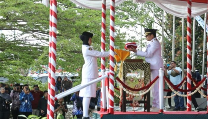 Wagub Kalsel Hasnuryadi Pimpin Penurunan Sang Saka Merah Putih