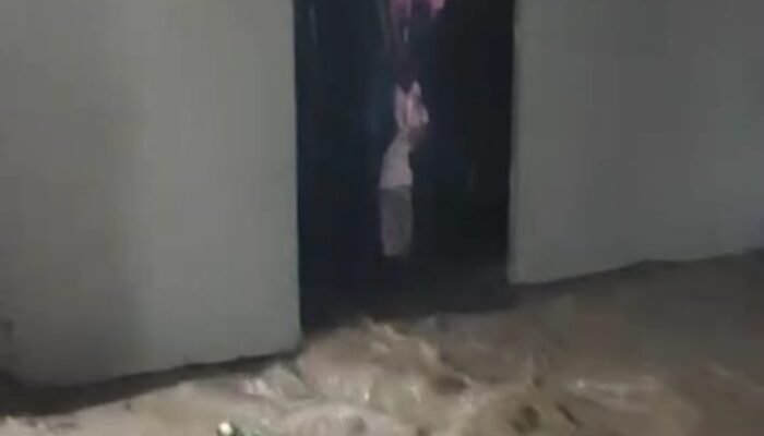 Rumah Penjaga GOR Bamega Kotabaru ‘Seperti Sungai’, Barang-Barang Larut