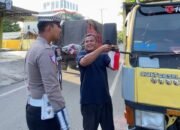 Gerakan Polantas Menyapa, Ditlantas Polda Kalsel Bagikan Bendera Merah Putih 48 Gerakan Polantas Menyapa, Ditlantas Polda Kalsel Bagikan Bendera Merah Putih