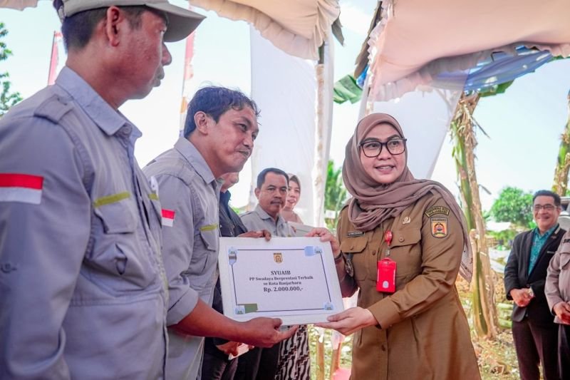 Wujud Nyata Komitmen Ketahanan Pangan, Wali Kota Banjarbaru Tanam Cabai Bareng Petani 1 hAL 6 3 klm bjb 1 1