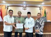 Ahli Waris Jemaah Haji Kalsel yang Wafat di Pesawat Terima Santunan 10 Ahli Waris Jemaah Haji Kalsel yang Wafat di Pesawat Terima Santunan