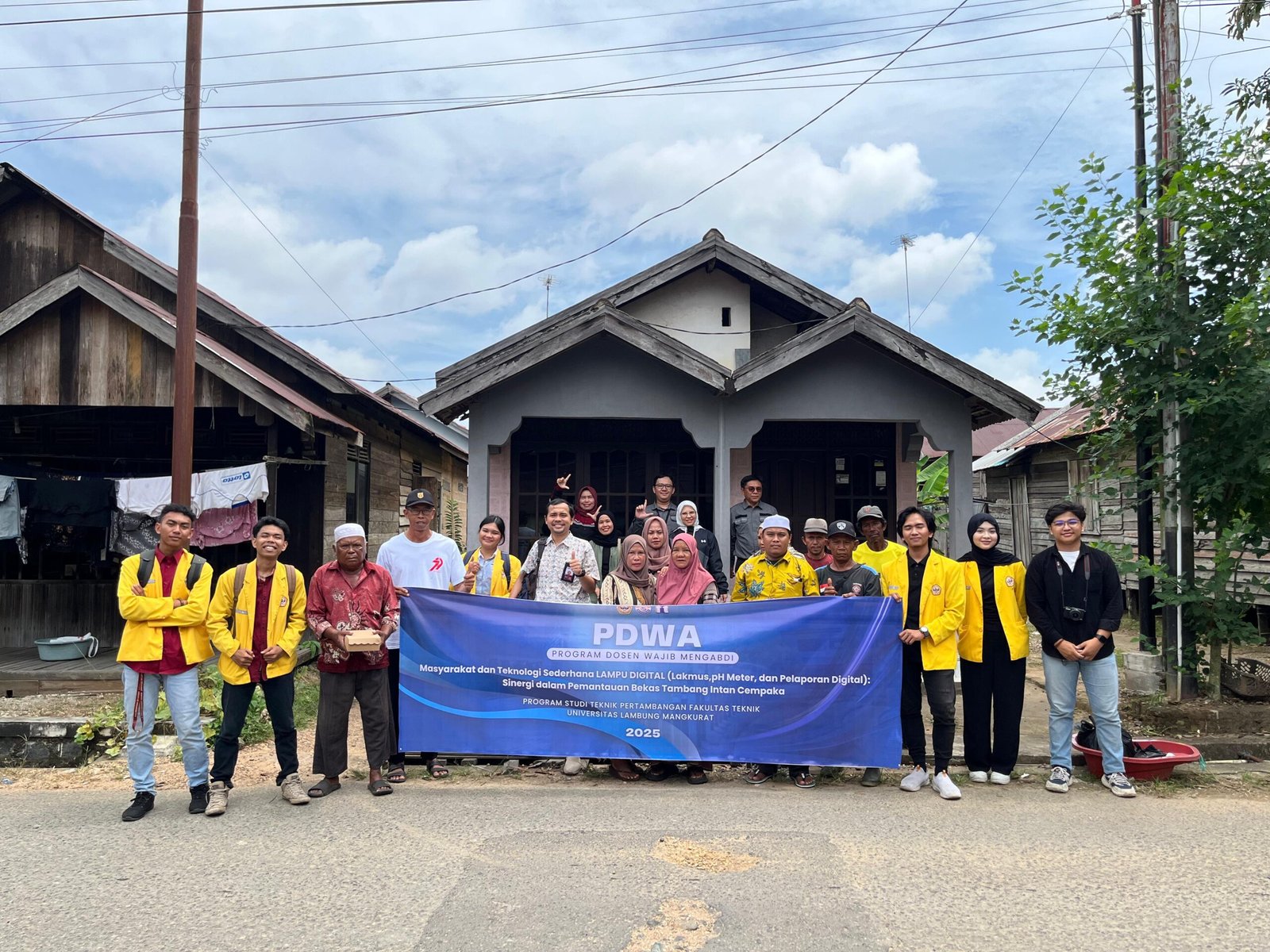 Program Studi Teknik Pertambangan ULM Gelar Sosialisasi dan Pemantauan Kualitas Air di Sungai Tiung 1 88f10179 6707 49ff 89e2 f497e59269c7 scaled