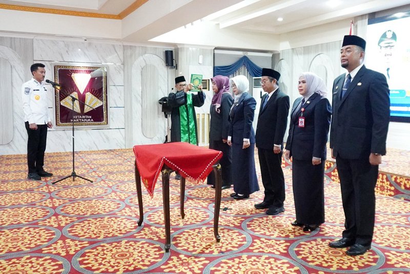 Hal 4 4 KLm Martapura Lantik pejabat