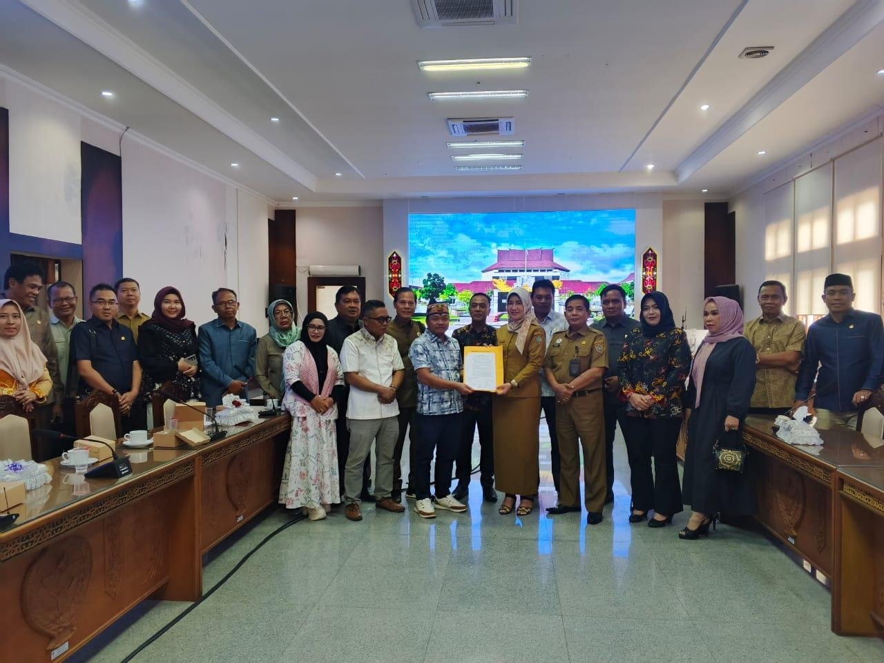 Hal 4 Foto kontrak kapuas 10