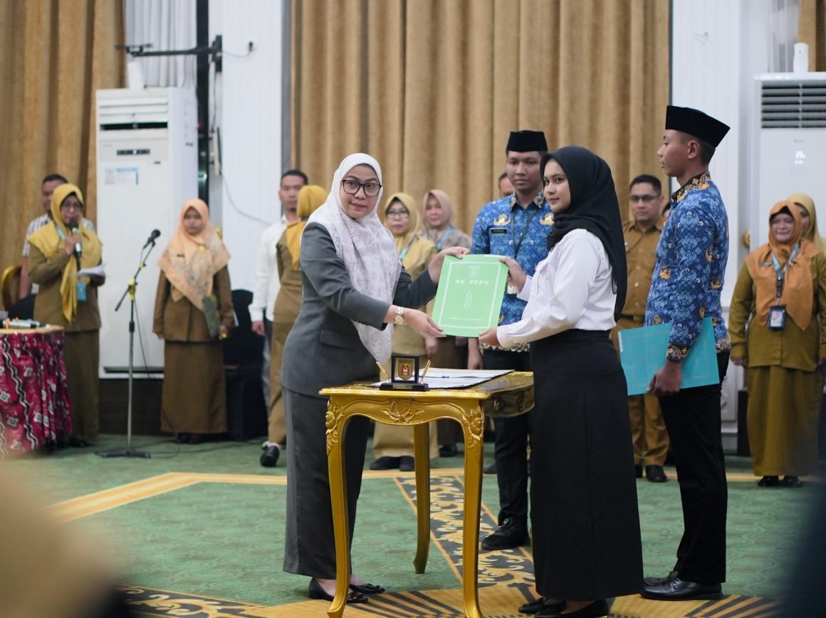 Wali Kota Banjarbaru Lantik PNS dan PPPK Tahap 2 Formasi 2024 1 Hal 6 3 KLM BJB 2 Serahkan Sertifikat PPPK
