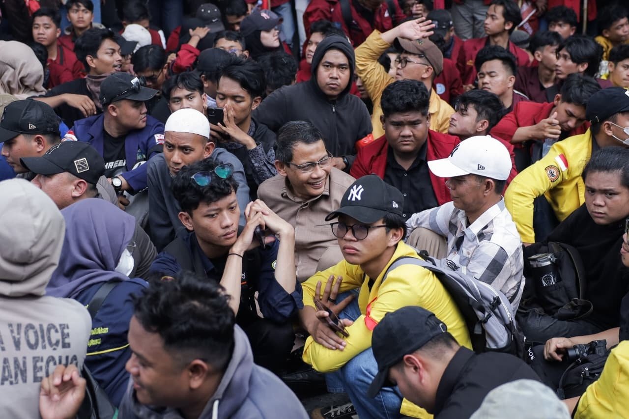 Hal 6 4 KLM Membaur Pengunjuk Rasa