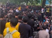 Gabung Ditengah Massa dan Jawab Aspirasi, Supian HK Diberi Tepuk Tangan Oleh Pendemo 30 Gabung Ditengah Massa dan Jawab Aspirasi, Supian HK Diberi Tepuk Tangan Oleh Pendemo
