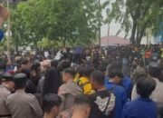 Diguyur Hujan, Semangat Massa Demo di Rumah Banjar Tetap Membara 29 Diguyur Hujan, Semangat Massa Demo di Rumah Banjar Tetap Membara
