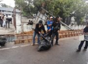Unik, Mahasiswa dan Massa Punguti Sampah Usai Demo 23 Unik, Mahasiswa dan Massa Punguti Sampah Usai Demo