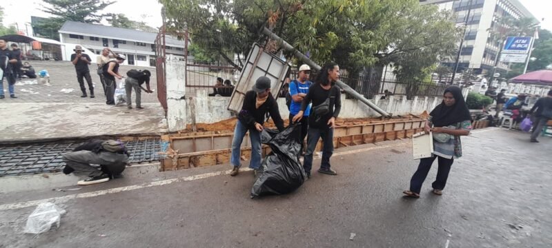 Unik, Mahasiswa dan Massa Punguti Sampah Usai Demo 1 IMG 20250901 WA0062 e1756720406379