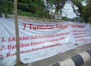 Spanduk Putih, Suara Merah Ungkap Tujuh Tuntutan Rakyat di Pinggir Jalan