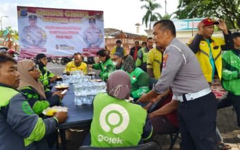 Jumat Berkah, Polsek Banjarmasin Tengah Bagikan Makanan Gratis untuk Ojol dan Pasukan Kuning 6 IMG 20250912 WA0009 1