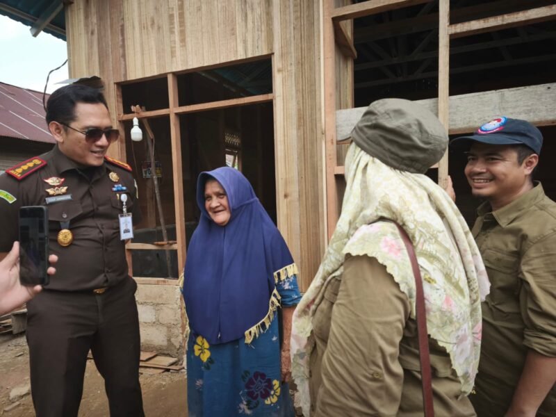 Kajari HST Monitoring Program Bedah Rumah dan Jamban 1 IMG 20250917 WA0022 e1758090081989