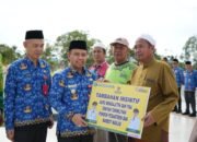 Bupati Tapin Realisasikan Janji, Ribuan Guru Mengaji dan Marbot Masjid Terima Insentif Tambahan 49 Bupati Tapin Realisasikan Janji, Ribuan Guru Mengaji dan Marbot Masjid Terima Insentif Tambahan