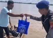 Jumat Berkah, Sat Polairud Polresta Banjarmasin Bagikan Sembako Kepada Warga Perairan 19 Jumat Berkah, Sat Polairud Polresta Banjarmasin Bagikan Sembako Kepada Warga Perairan
