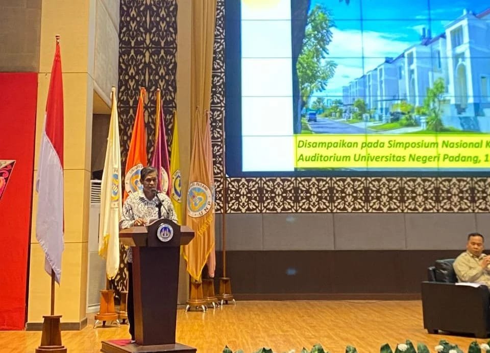 Rektor ULM Sampaikan Gagasan Ketimpangan Ekonomi pada Simposium Nasional Kependudukan 2025 1 IMG 20250919 WA00091