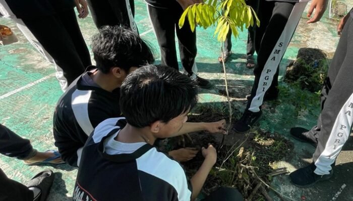 SMAS PGRI 1 Lakukan Penanaman 250 Bibit Pohon