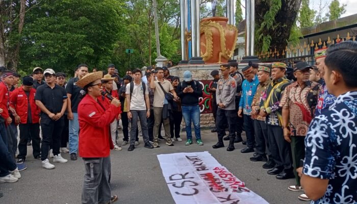Aliansi Mahasiswa Kalteng Demo Program Cetak Sawah