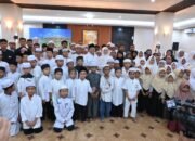 Wagub Hasnuryadi Terharu Dapat Hadiah Miniatur Kapal Kayu dari Anak-Anak Yatim 20 Wagub Hasnuryadi Terharu Dapat Hadiah Miniatur Kapal Kayu dari Anak-Anak Yatim